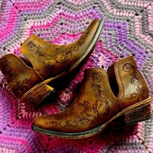 Size 7 Roper Ava Snip Toe Boots